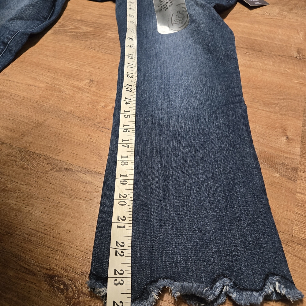 1822 Denim Women's Dark Blue Cropped Scallop Hem Jeans - Picture 8 of 8